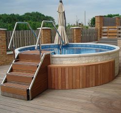 Dřevěná terasa u bazénu