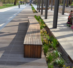 Dřevěné parkové chodníky (decking) a lavičky z garapy