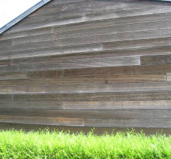 Dřevěný obklad fasády ze západního červeného cedru (clear, přírodní) po 25ti letech strana JZ